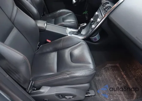 2017 Volvo Xc60 T5 Dynamic z USA, uszkodzony, nr VIN YV440MRR1H2103693